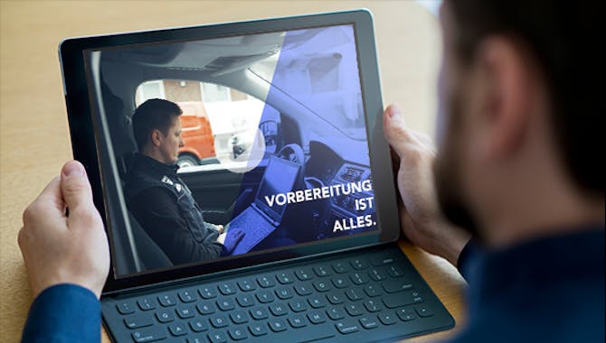 Das Bild zeigt einen Mann der ein Viedo des Unternehmens Hecking auf seinem Tablet schaut - Mitarbeiter finden Handwerk, begleitet von der Meisterstück Agency aus Köln