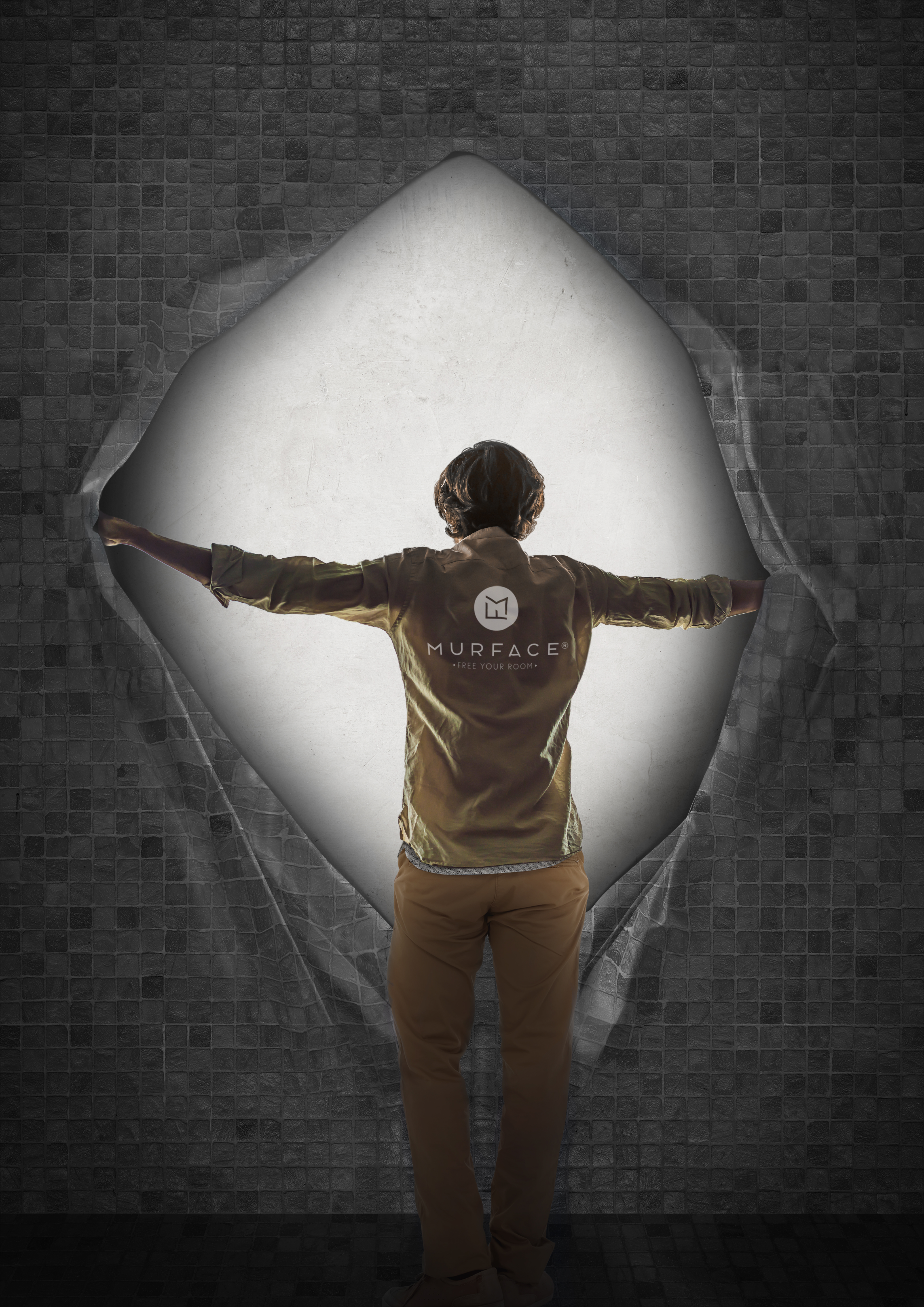 Frau mit Murface Klamotten öffnet eine Wandvorhang - Digitalisierung Handwerk von der Meisterstück Agency aus Köln.