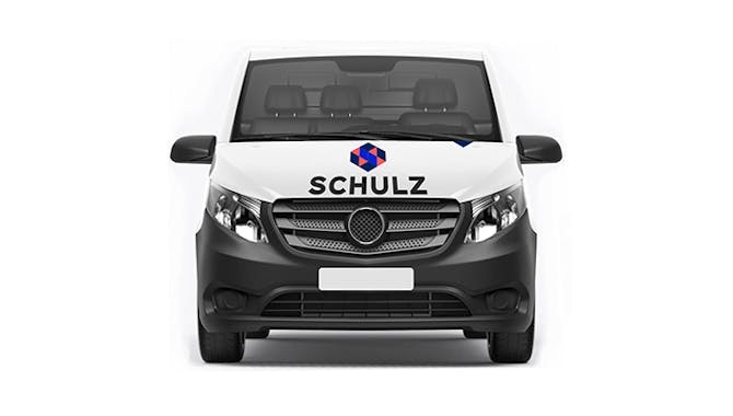 Ein weißer Van mit dem Logo des Unternehmens Schulz auf der Motorhaube - Werbeagentur Handwerk, von der  Meisterstück Agency aus Köln