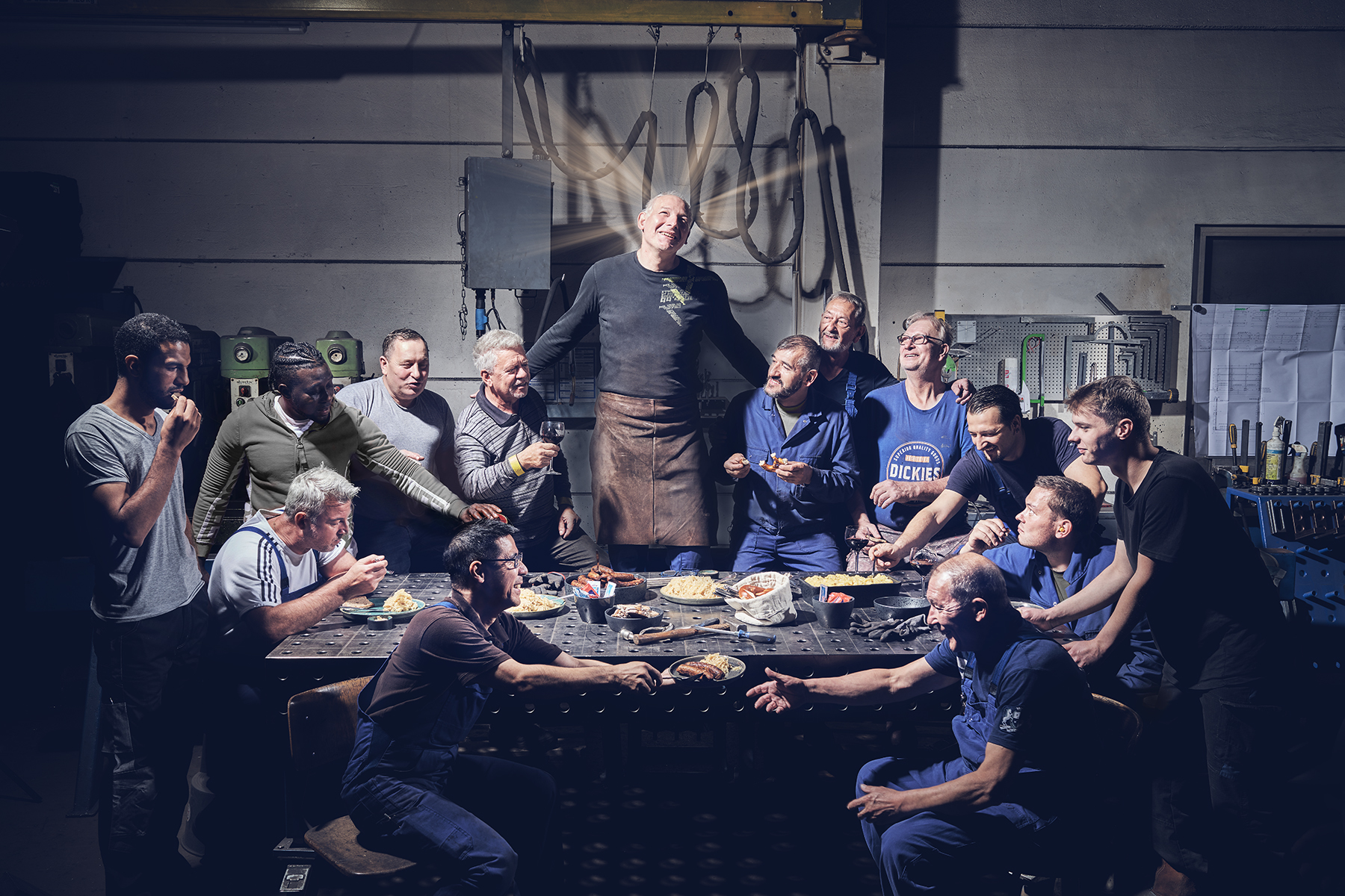 Team Fotoshooting zu dem christlichen Thema "Abendmahl" -  Digitales Handwerk von der Meisterstück Agency aus Köln