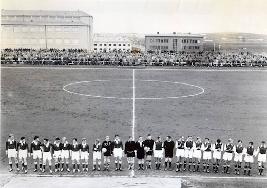 Reykjavíkurúrvalið frá vinstri: Ólafur Gíslason, Sigurður Bergsson, Gunnar Gunnarsson, Haukur Bjarnason, Eiður Dalberg, Árni Njálsson, Reynir Karlsson, Carl Bergmann, Gunnar Guðmannsson, Ólafur Eiríksson og Einar Halldórsson. Dómaratríó: Guðbjörn Jónsson, Guðjón Einarsson og Magnús V. Pétursson.