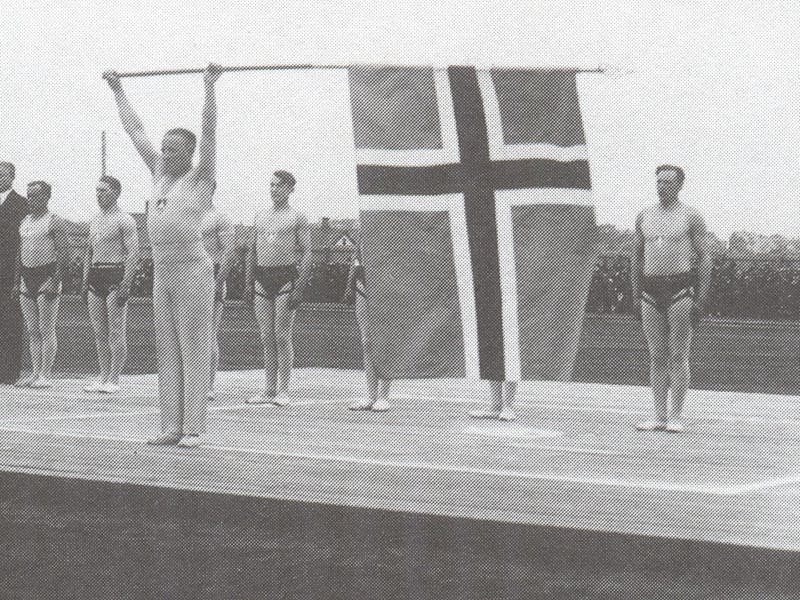 Íslandsglíman sett á Melavellinum 1936. Lengst til hægri er Glímukóngurinn Sigurður Thorarensen.
