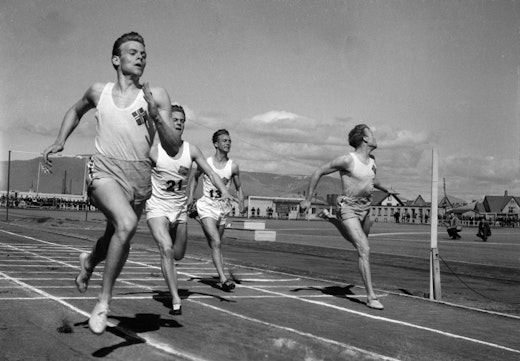 Fyrsta landskeppni Íslands í frjálsíþróttum; gegn Dönum. Haukur Clausen setti nýtt Íslandsmet í 100 m hlaupi, 10,6 sek. Á eftir honum komu Peter Bloch (10,8), Henry Johansen (11,0) og Örn Clausen á 10,8 sek.