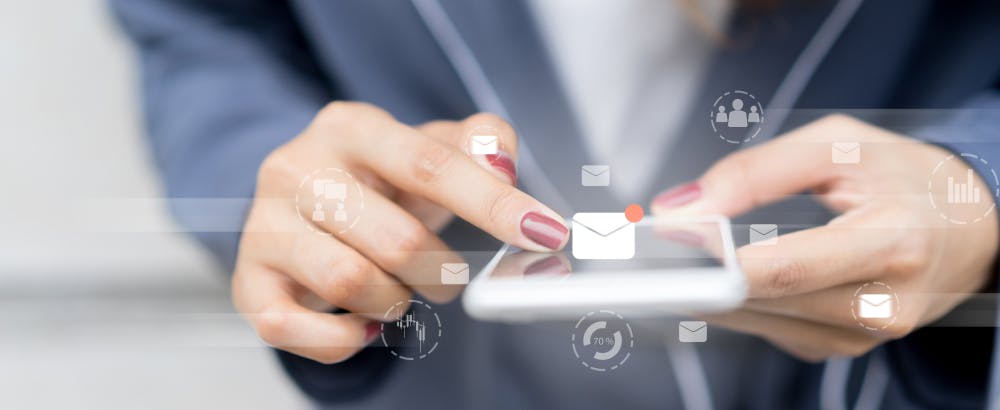 Frau in Business Kleidung mit roten Fingernägeln scrollt auf dem Smartphone mit Email und Analyse Icons darüber