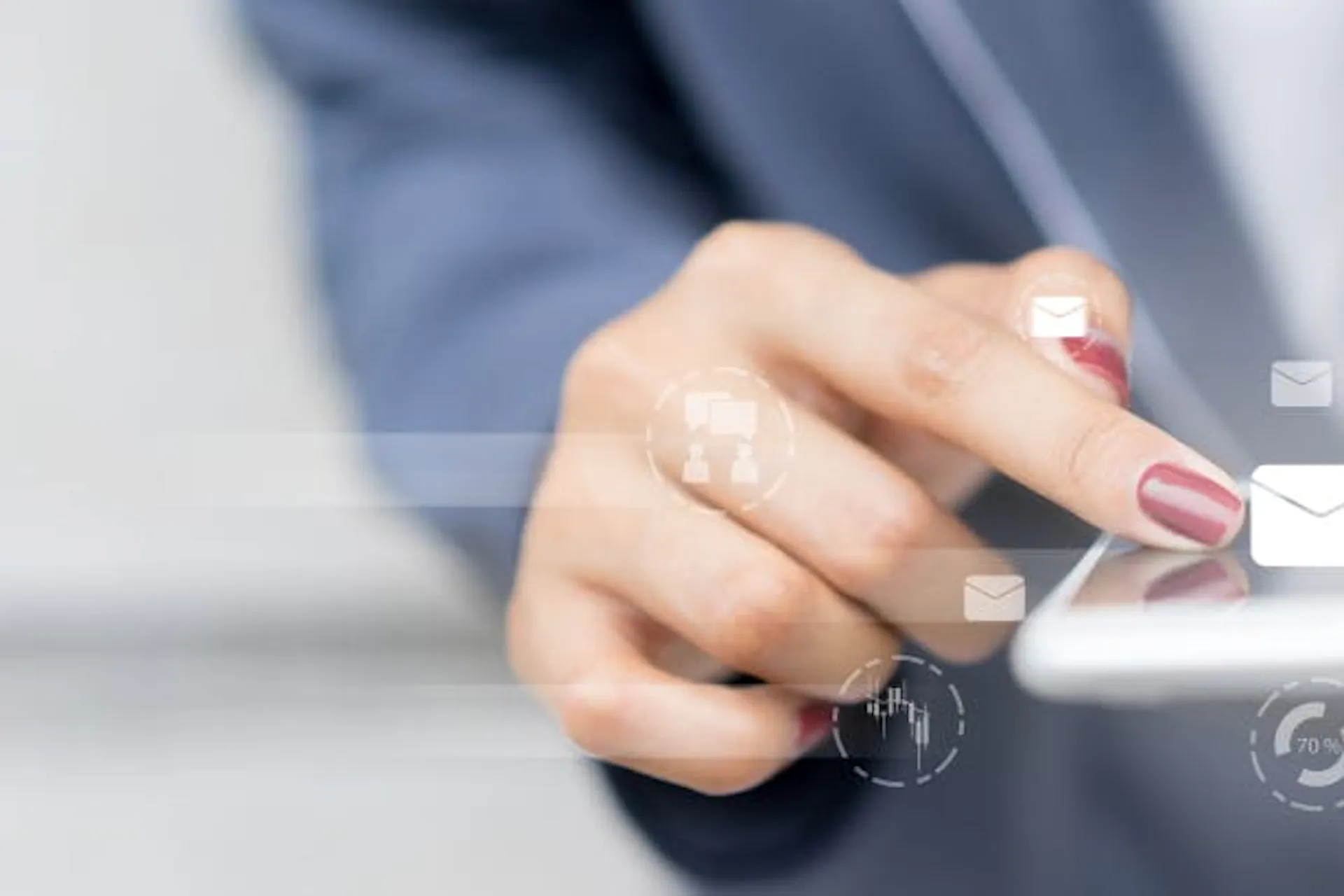 Frau in Business Kleidung mit roten Fingernägeln scrollt auf dem Smartphone mit Email und Analyse Icons darüber