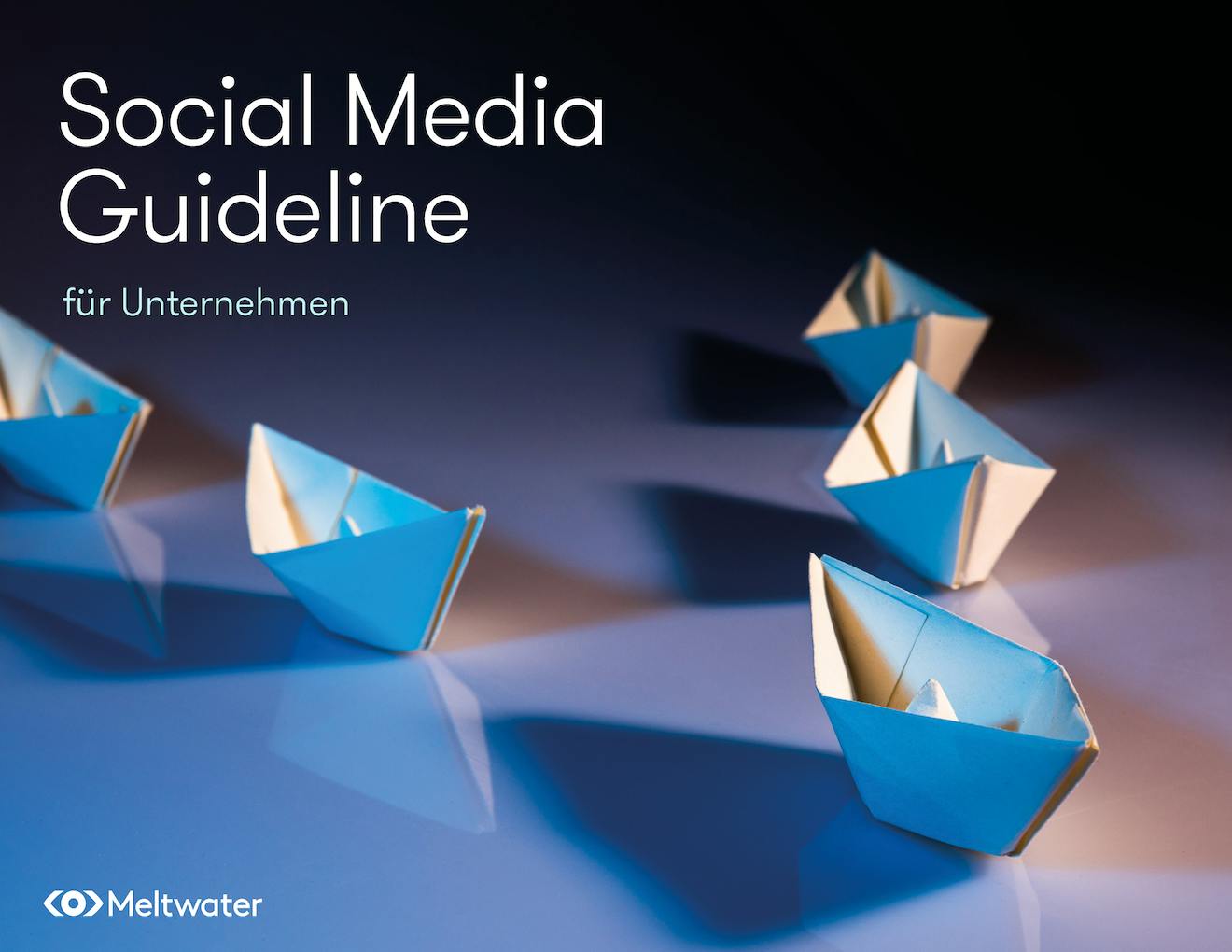 gefaltete Papierschiffchen Aufschrift Social Media Guideline für Unternehmen Meltwater