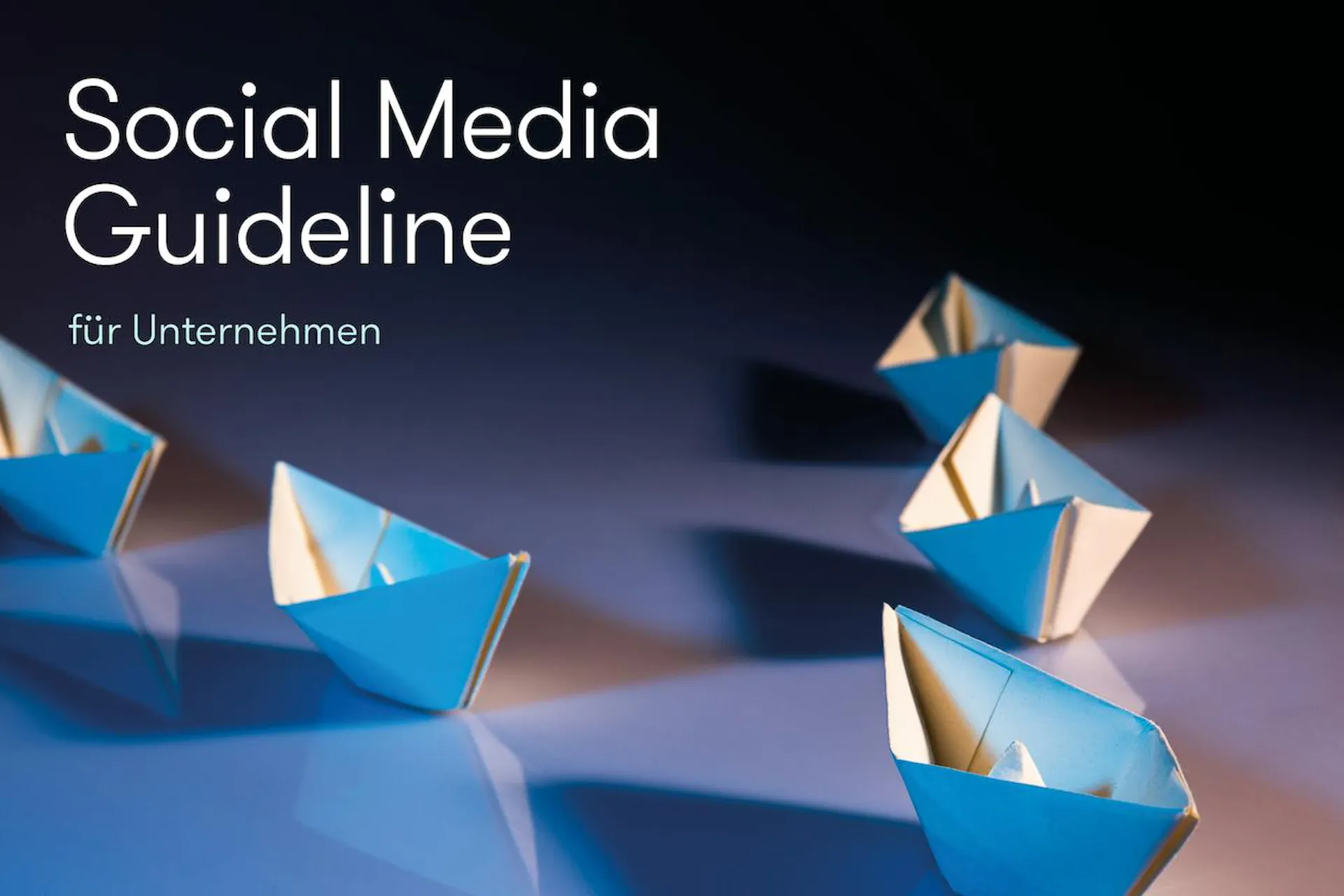 gefaltete Papierschiffchen Aufschrift Social Media Guideline für Unternehmen Meltwater