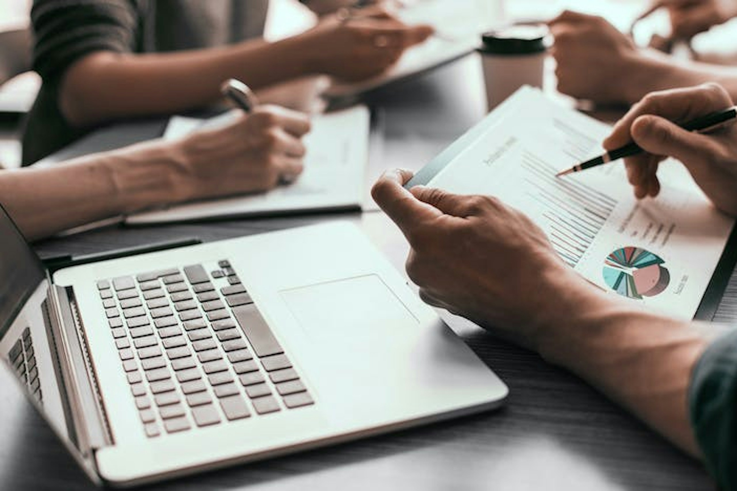 Team macht Analysen am Arbeitsplatz als Bild zur Sentimentanalyse mit Media Intelligence
