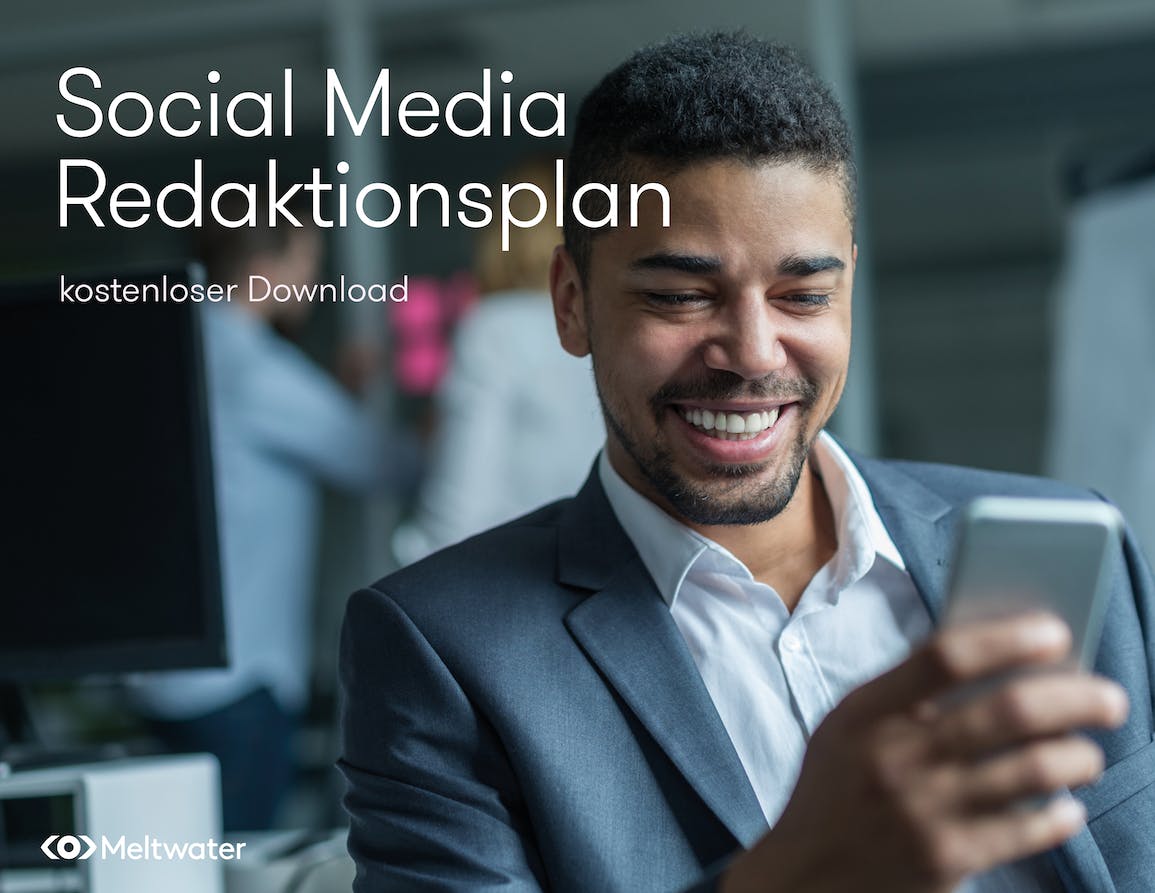 Junger Mann in Business Kleidung schaut lachend auf sein Smartphone Aufschrift Social Media Redaktionsplan kostenloser Download Meltwater