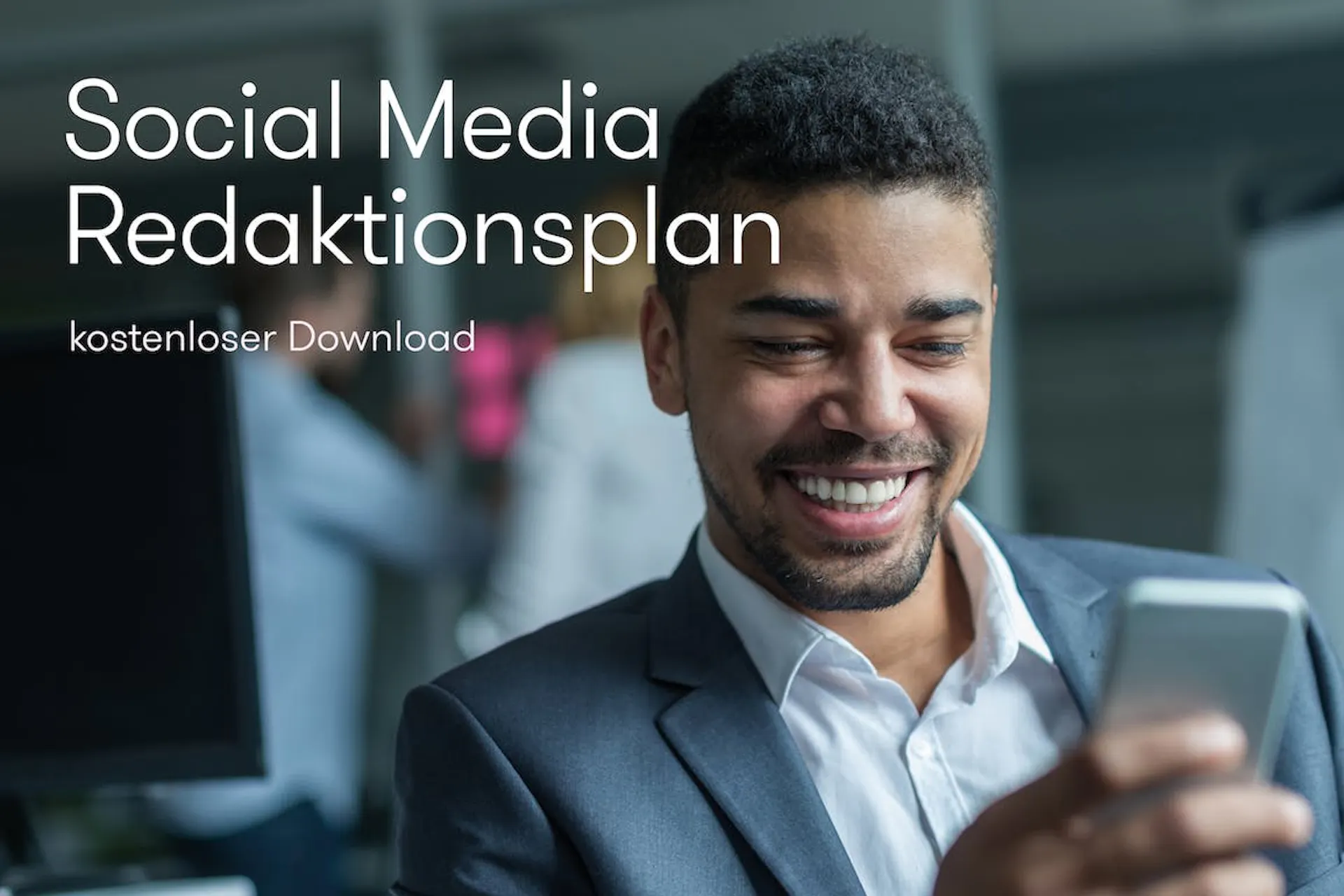 Junger Mann in Business Kleidung schaut lachend auf sein Smartphone Aufschrift Social Media Redaktionsplan kostenloser Download Meltwater
