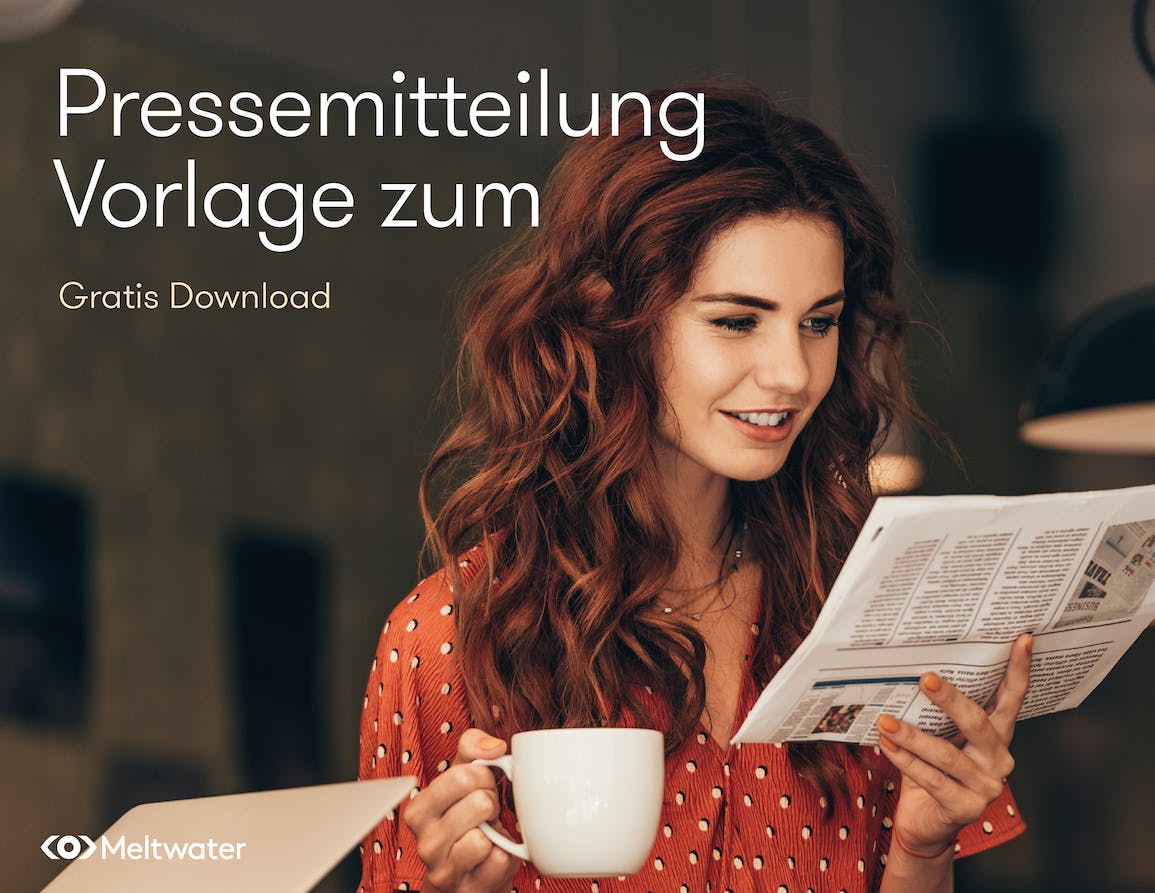 Rothaarige Frau liest Zeitung Aufschrift Pressemitteilung Vorlage zum Gratis Download