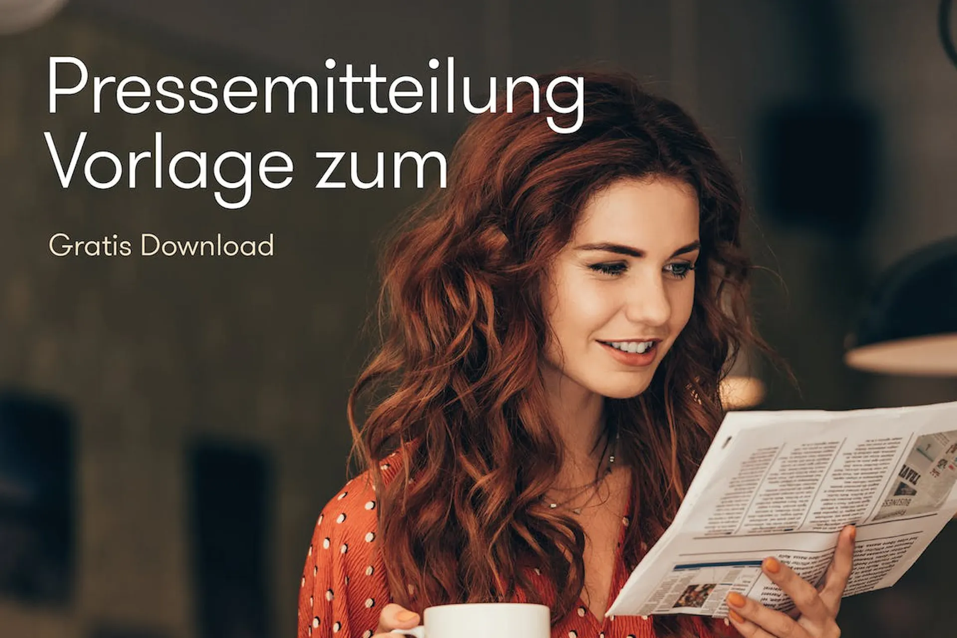 Rothaarige Frau liest Zeitung Aufschrift Pressemitteilung Vorlage zum Gratis Download