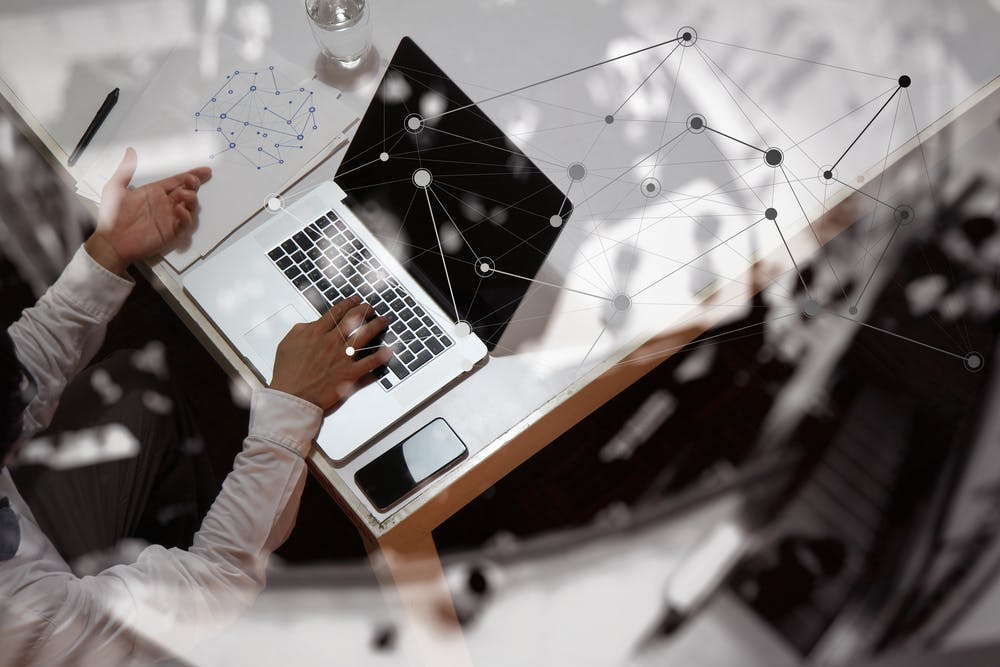 Foto von oben Mann arbeitet am Laptop mit analytischen Elementen