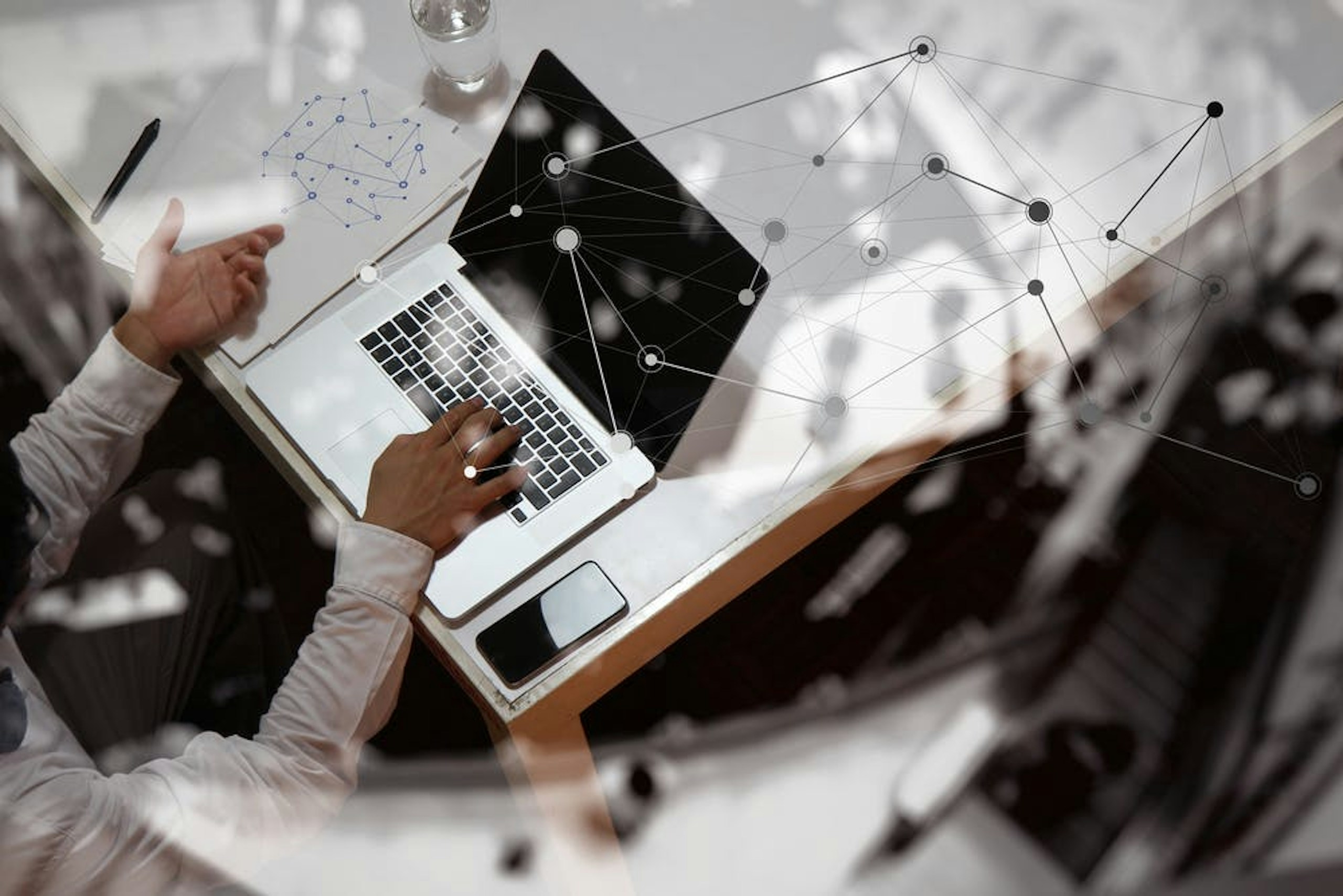 Foto von oben Mann arbeitet am Laptop mit analytischen Elementen