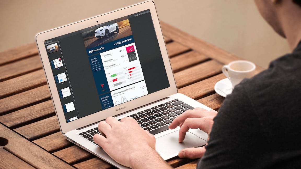 Man sieht einen Mann an seinem Laptop arbeiten. Dabei scrollt er durch den Automobil Branchenreport von Meltwater und SEMrush