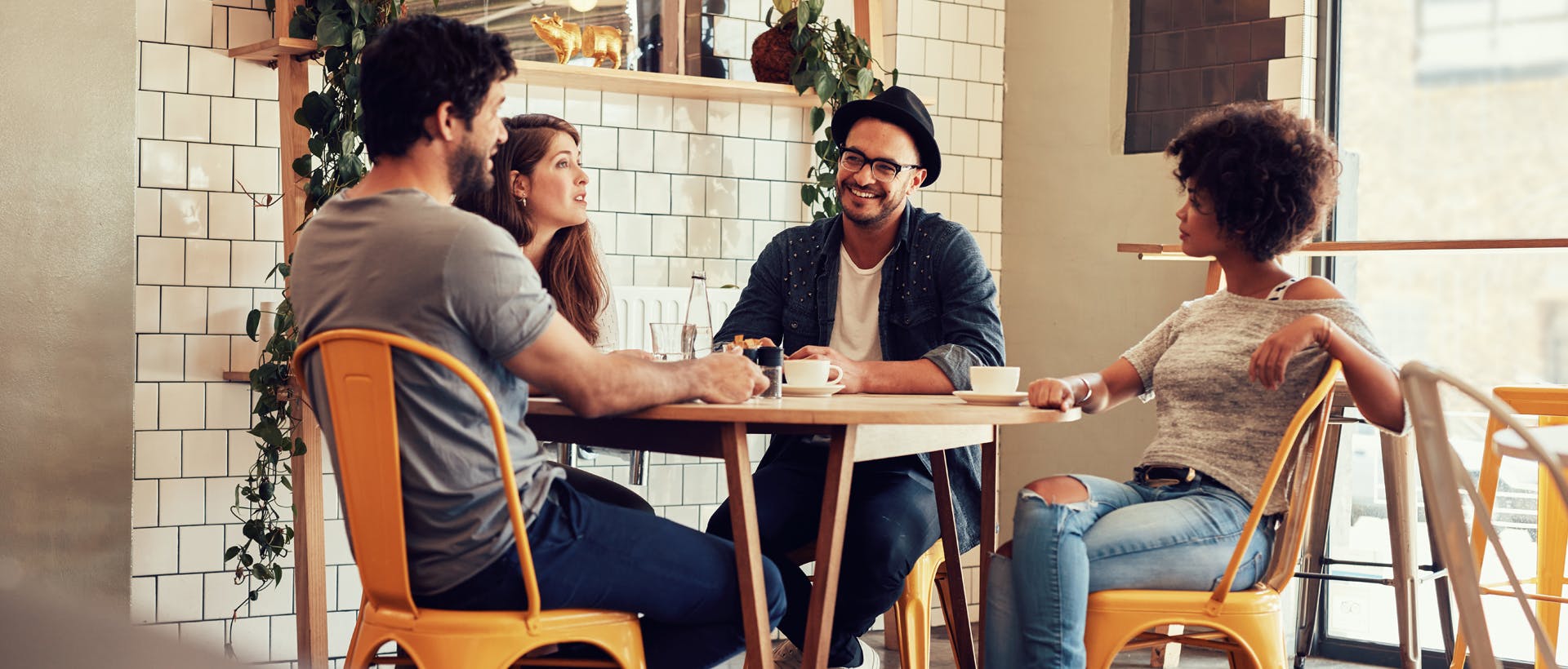 Foto of friends sitting in a cafe chatting