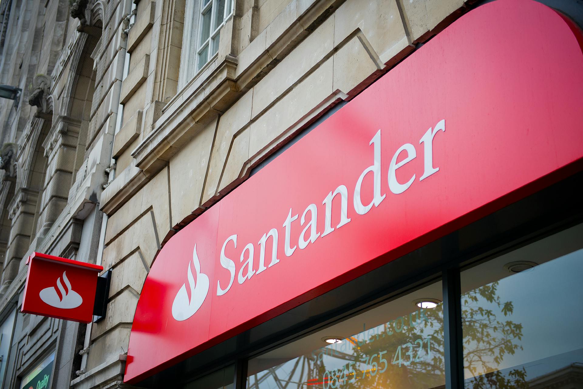 Photo of a Santander Rio Bank storefront