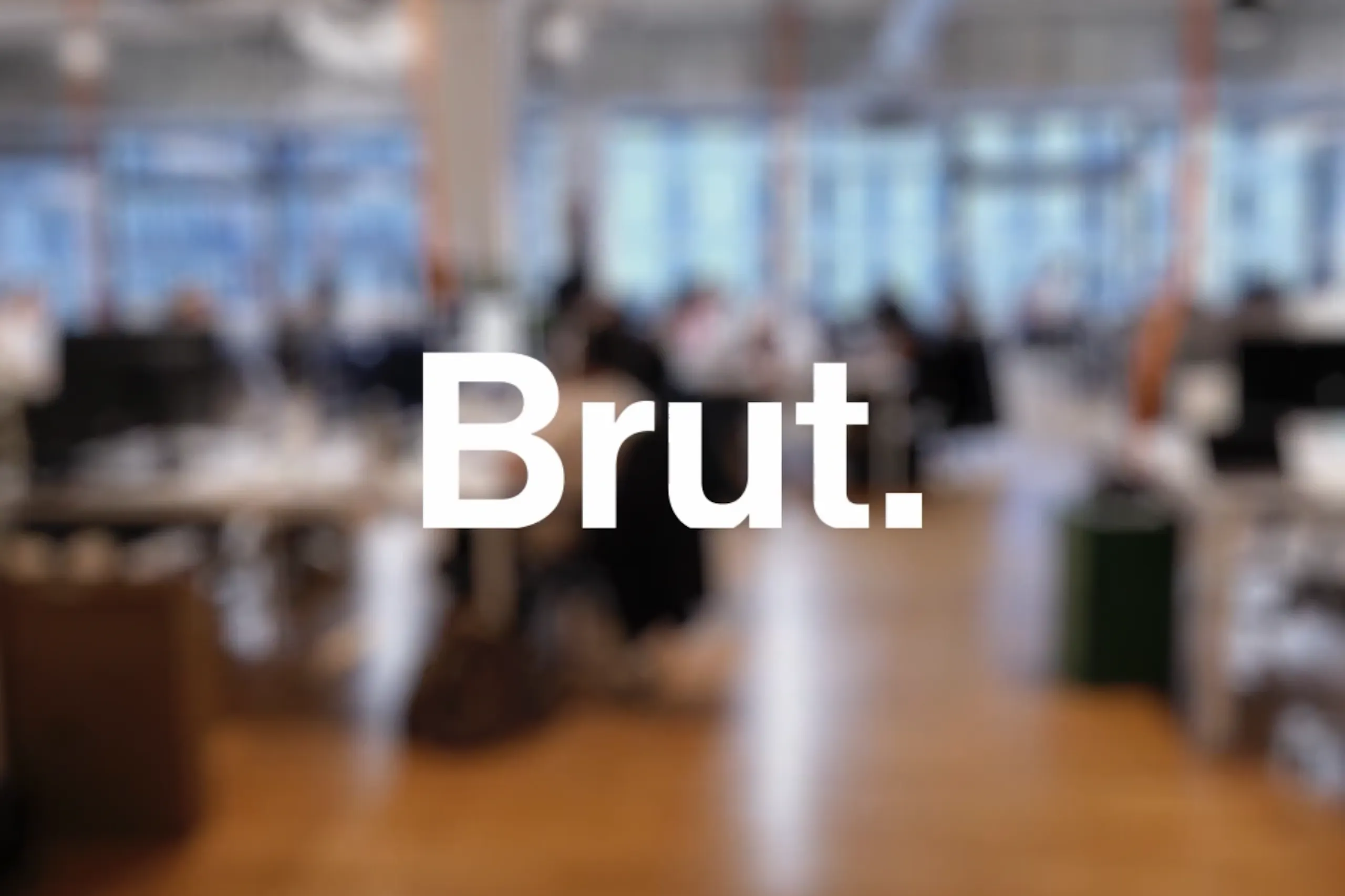 Logo de Brut sur fond flouté de la rédaction
