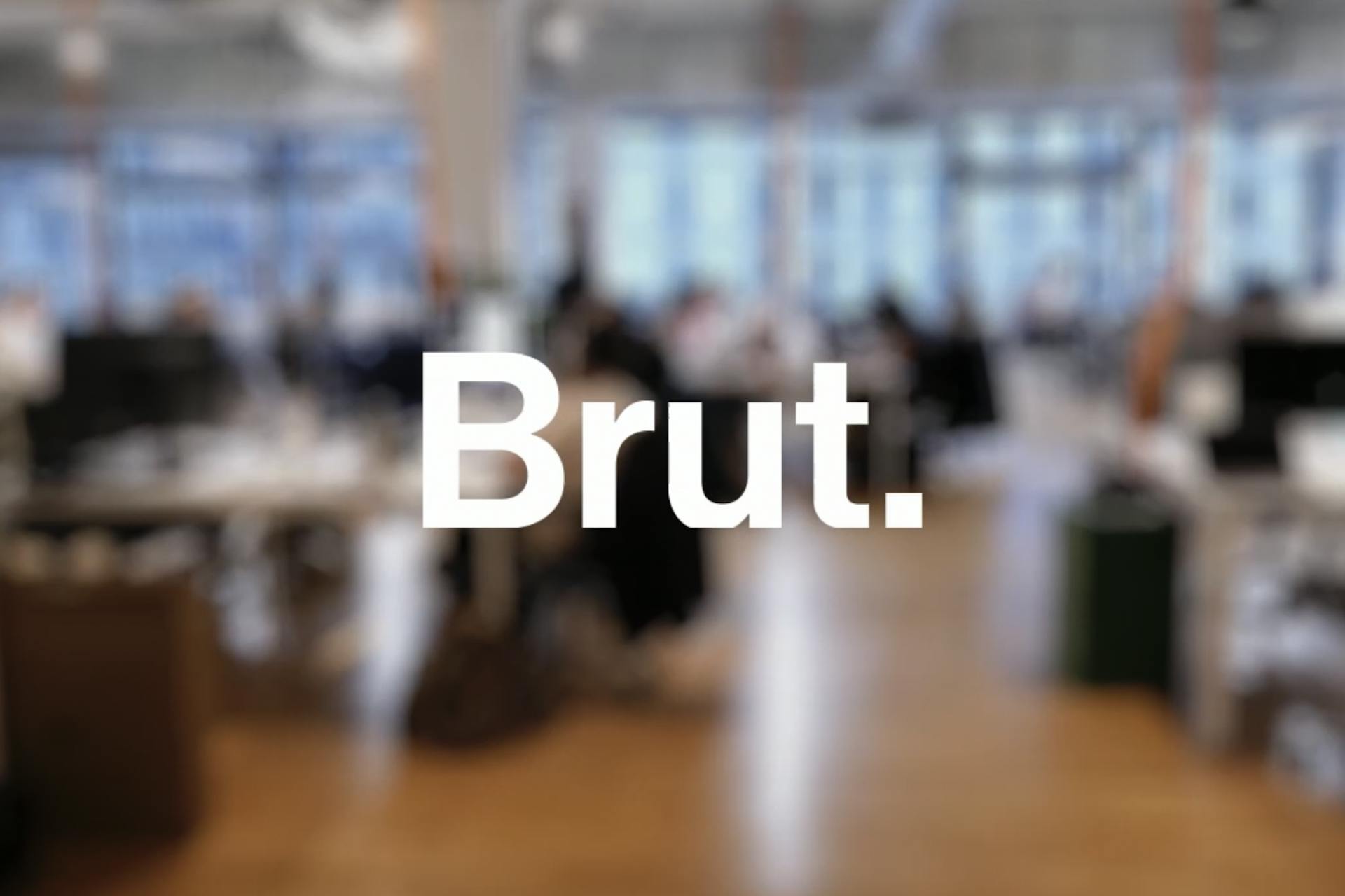 Logo de Brut sur fond flouté de la rédaction