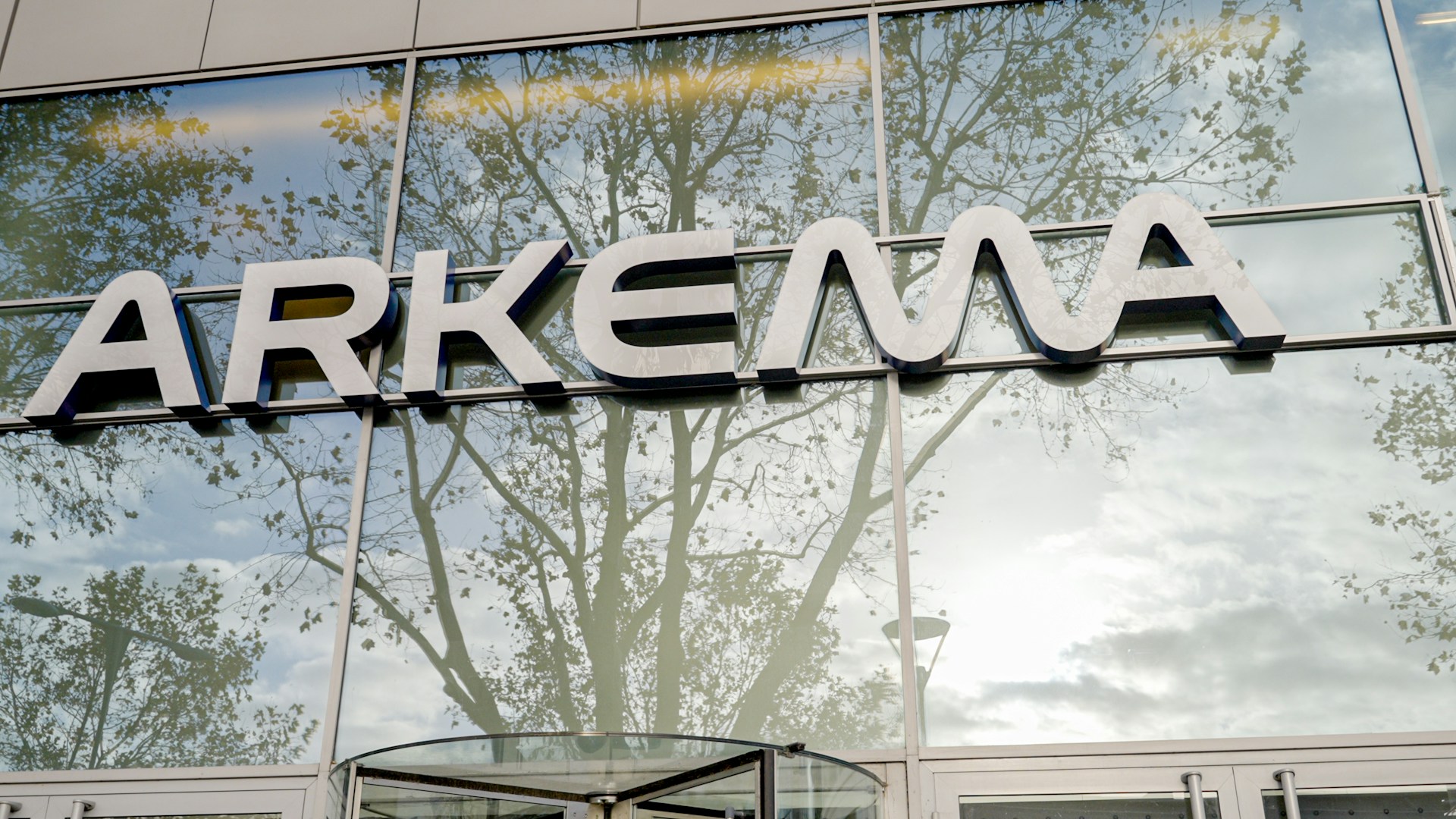 Logo d'Arkema sur la vitrine des es bureaux
