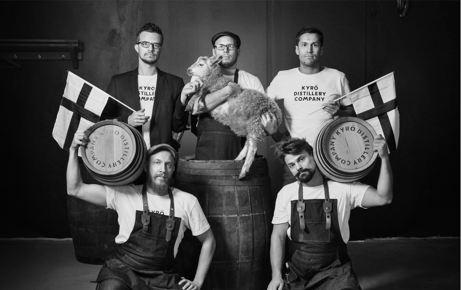 Kyrö Distillery Company:n perustajajäsenet yhteiskuvassa lampaan kanssa