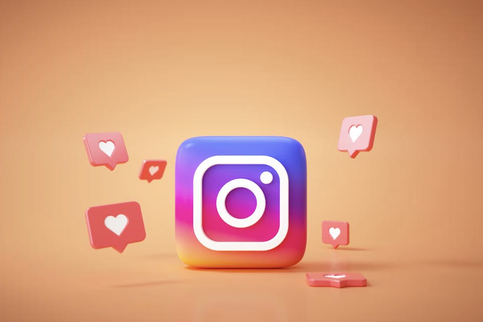 Instagramロゴといいねのハートが配置されている3Dレンダー画像