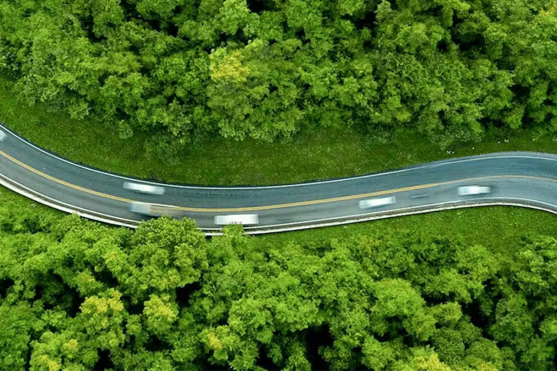 Foto Vogelperspektive von oben Landstraße mit Autos