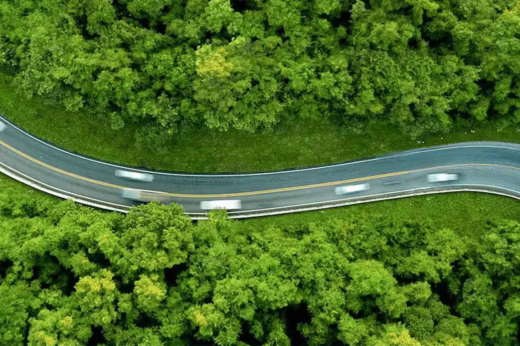 Foto Vogelperspektive von oben Landstraße mit Autos