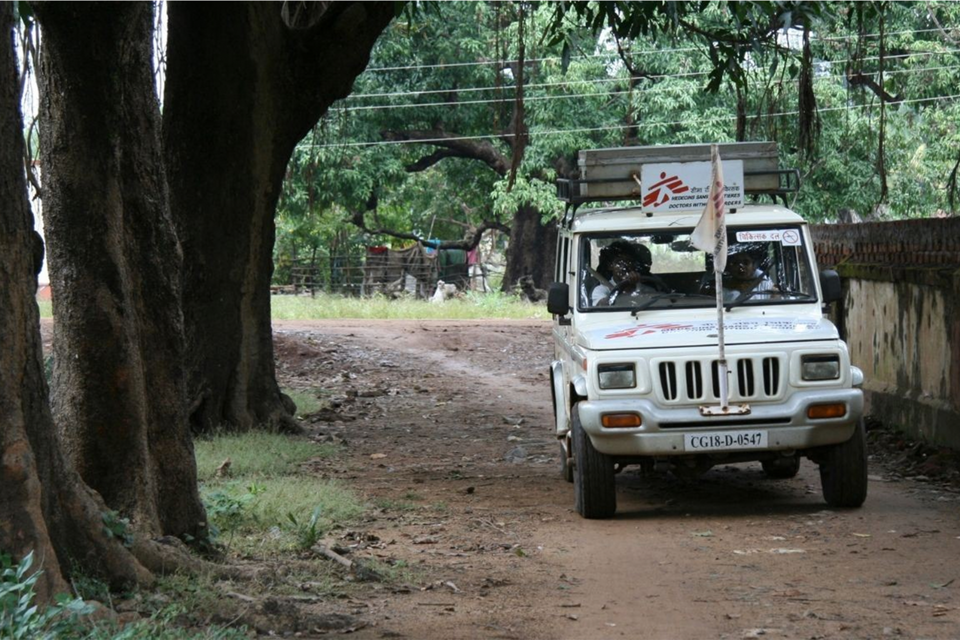 Photo of a Medicines Sans Frontier car on the road