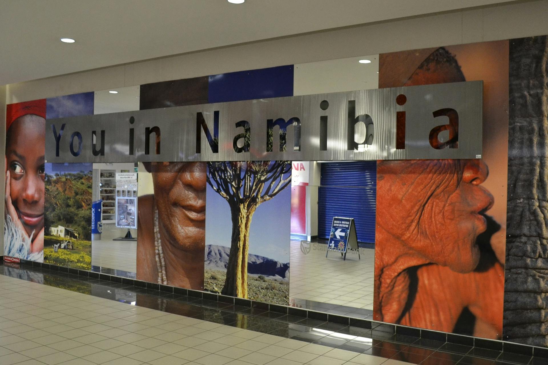 Foto einer U-Bahn mit einer Werbung: You in Namibia