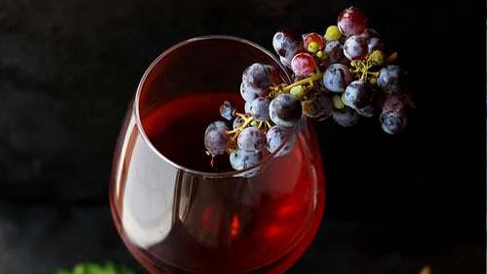 Foto von einem Glas Rotwein mit Trauben