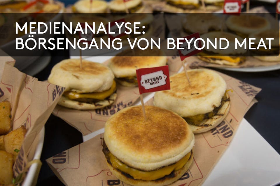 Foto von Beyond Meat Burgers mit einem Banner mit der Aufschrift: Medienanalyse: Börsengang von Beyond Meat