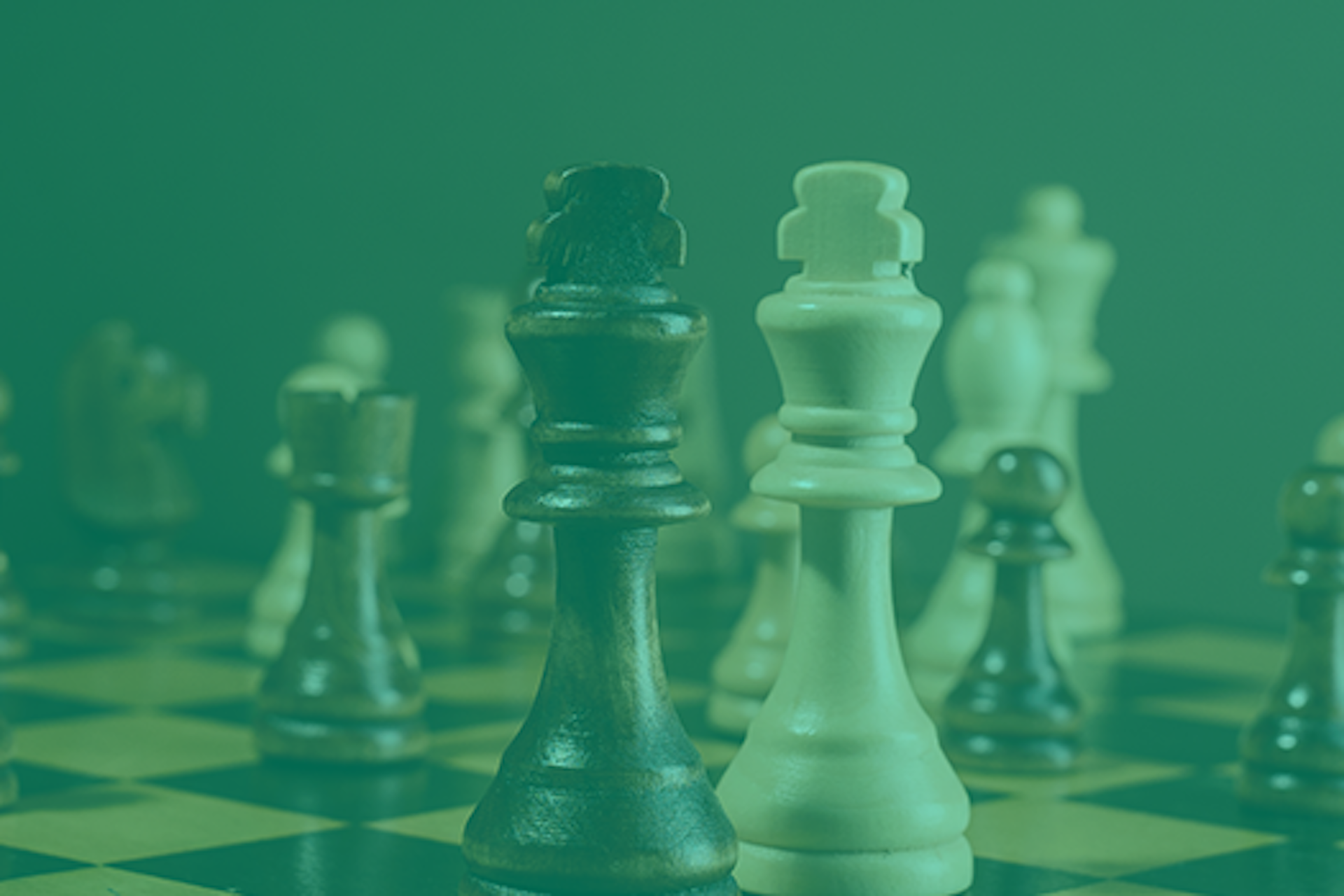 Bild von Schachfiguren auf einem Schachbrett mit grünem Filter darüber