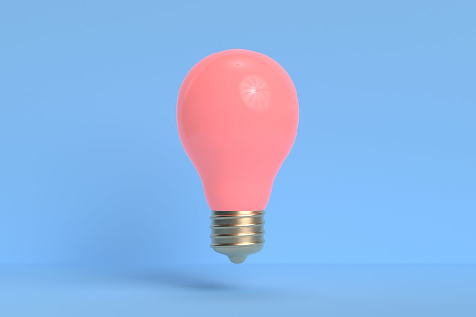 roze lamp tegen een blauwe achtergrond