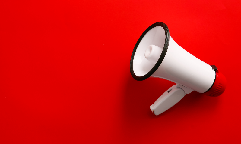 Megaphone sur fond rouge 