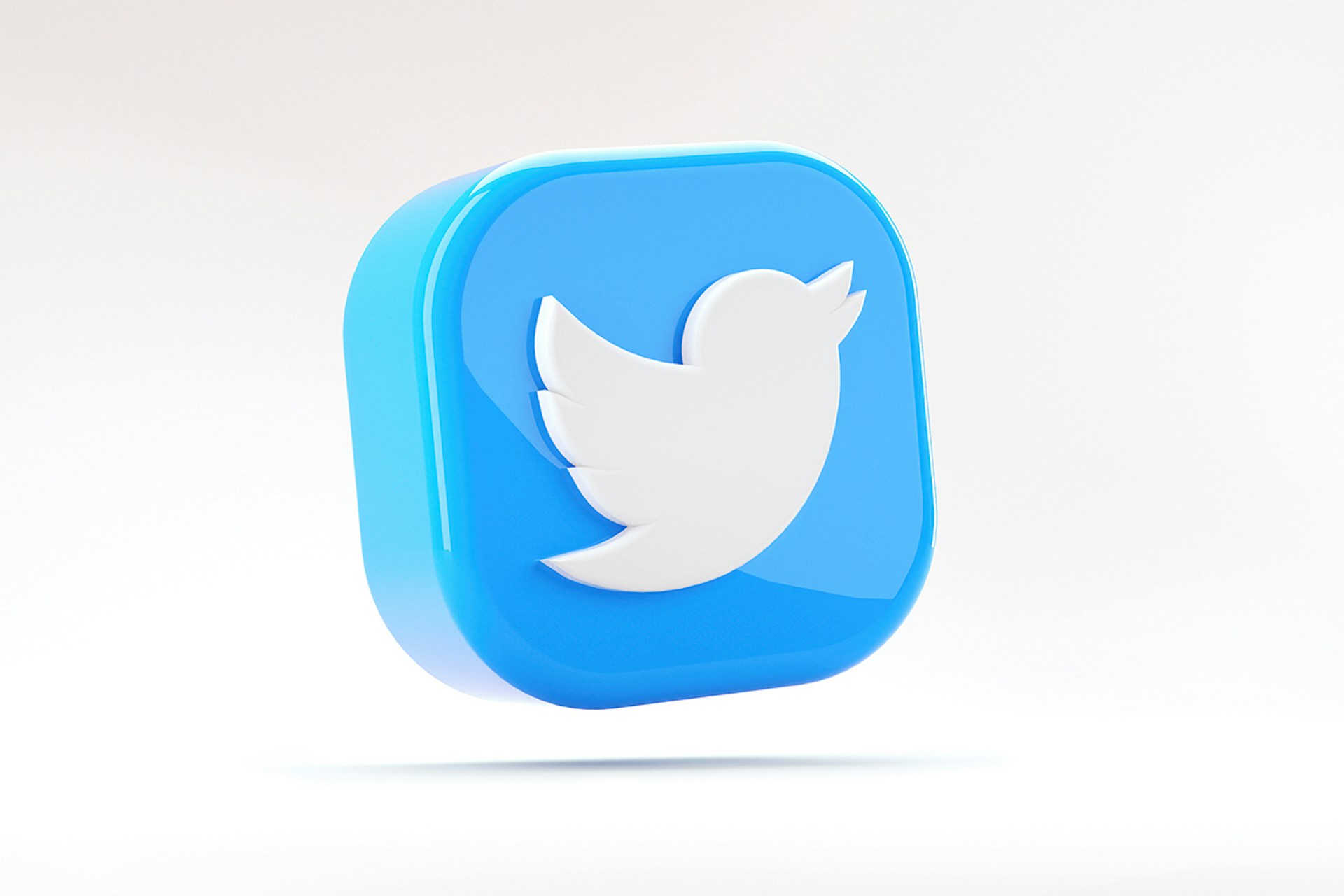 白い背景にTwitterロゴのブロックが宙に浮いて配置されている3Dレンダー画像