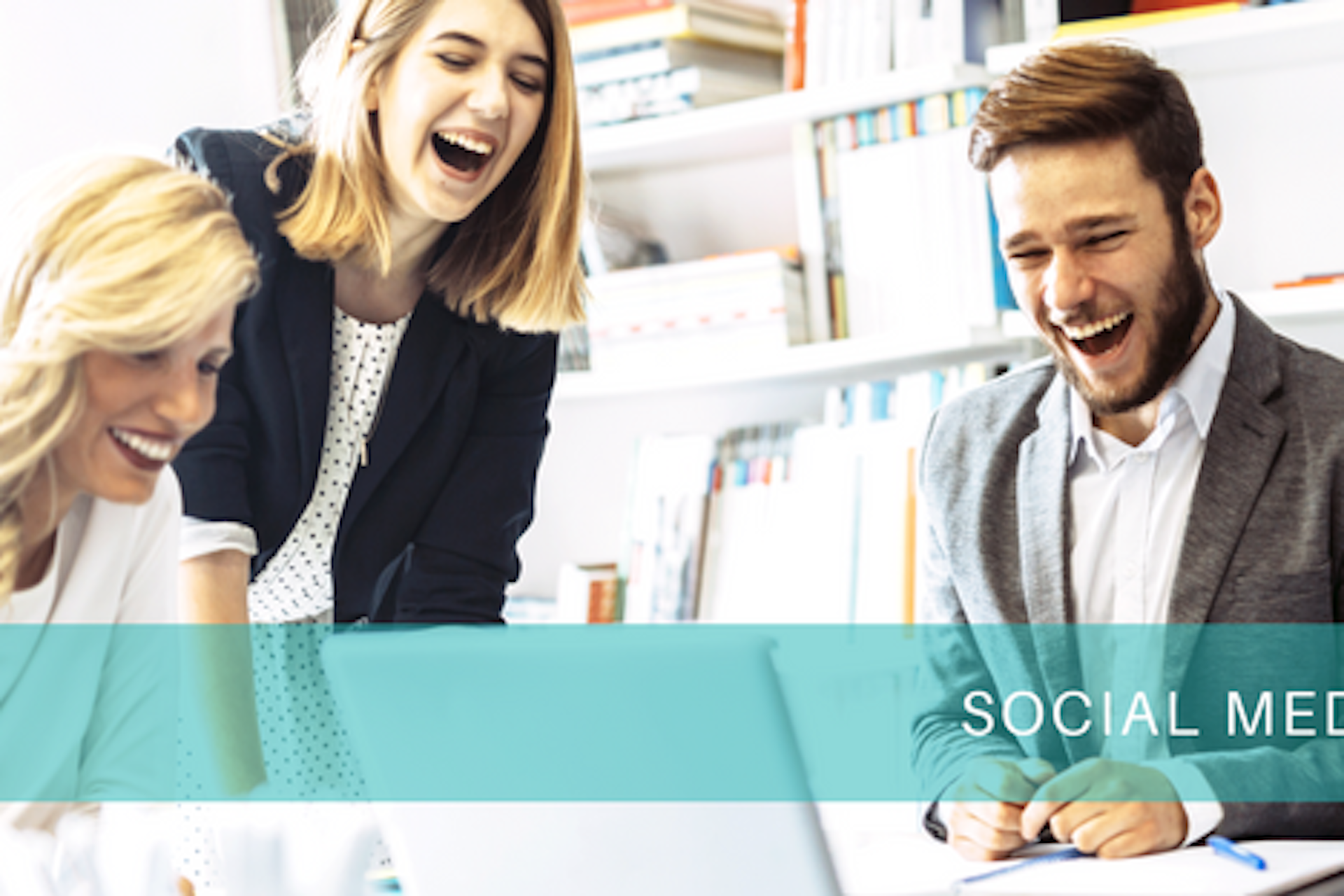 3 Menschen lachend bei der Arbeit Aufschrift Social Media Marketing