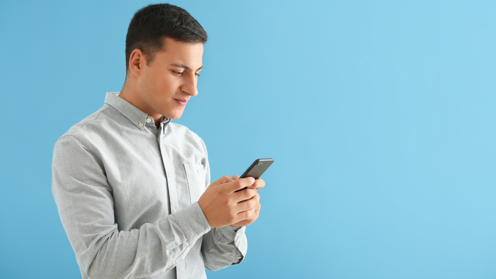 Un homme sur un fond bleu 