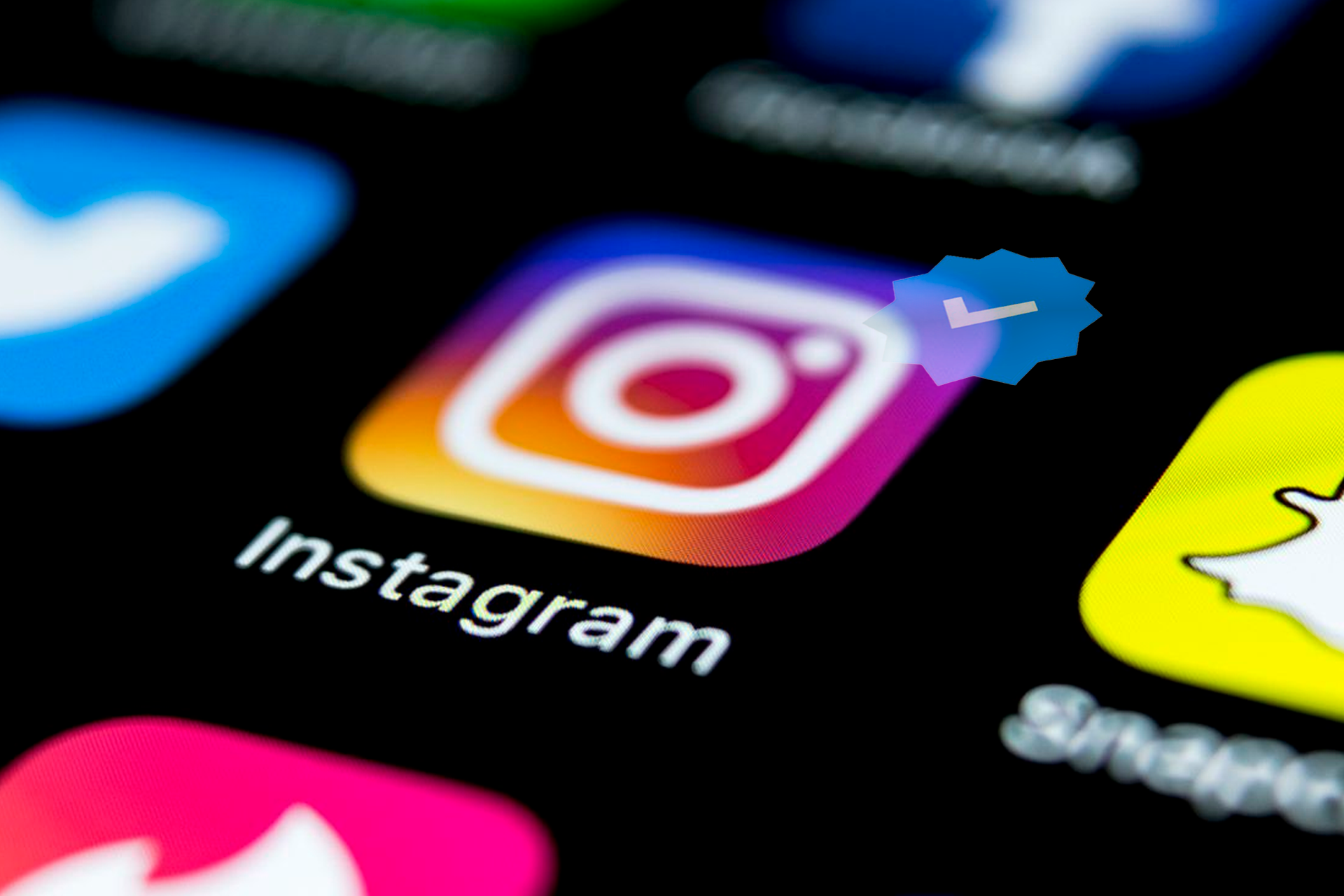 Man sieht das Instagram Icon für die App auf einem Smartphone Screen. Das Icon zeigt den blauen Haken, der auf ein verifiziertes Instagram Konto hinweist. Wir zeigen euch, wie ihr eure Instagram Verifizierung beantragt. 
