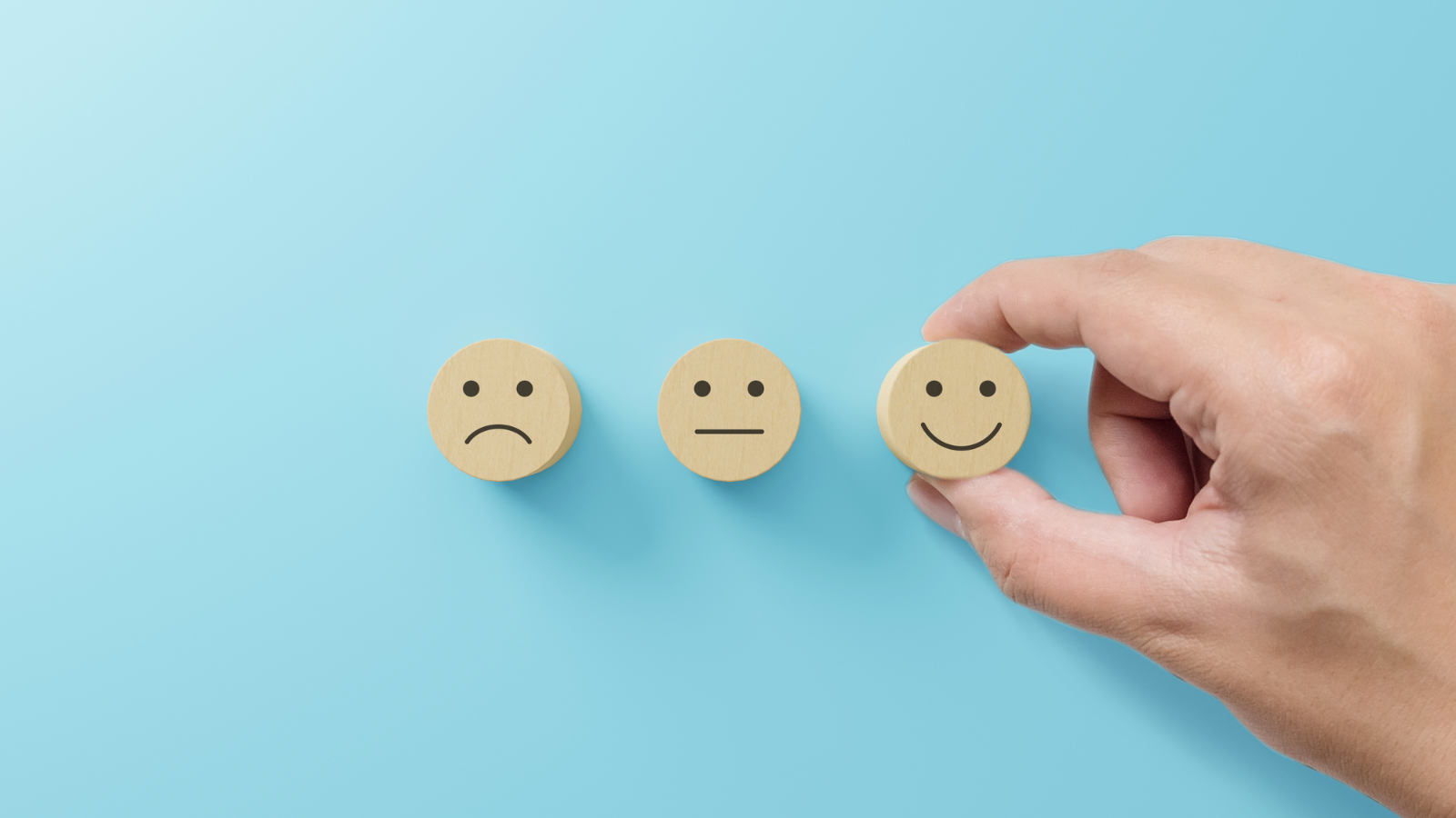 des petits ronds en bois avec des smileys dessus