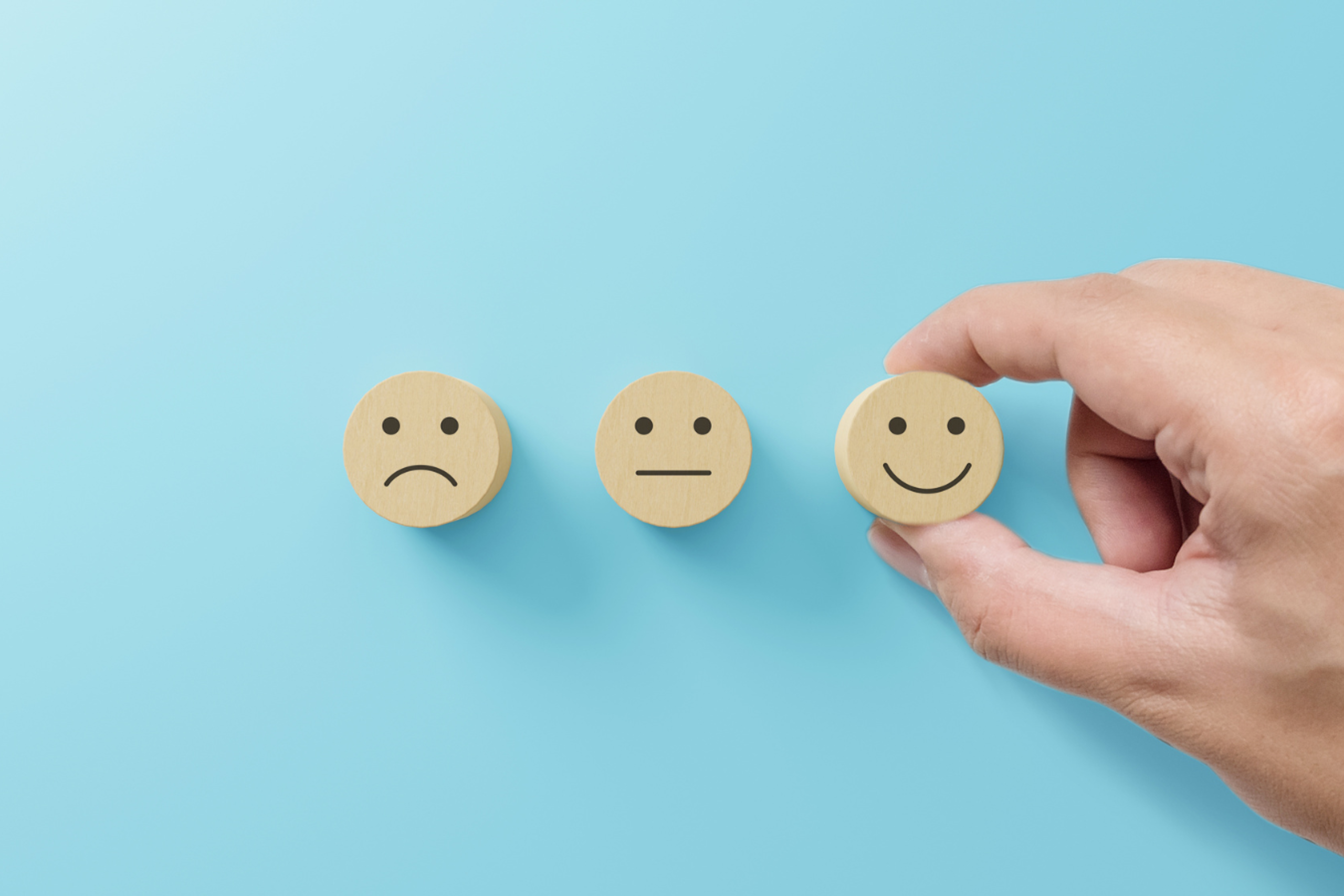 des petits ronds en bois avec des smileys dessus