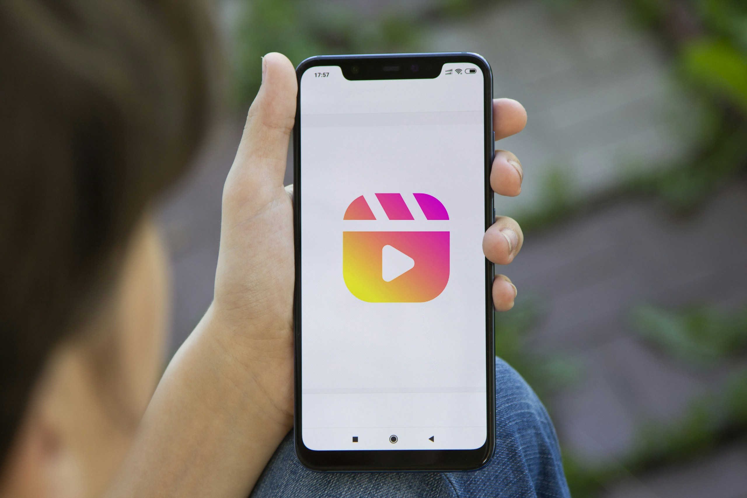 Réel Instagram, personne tenant un téléphone dans la main