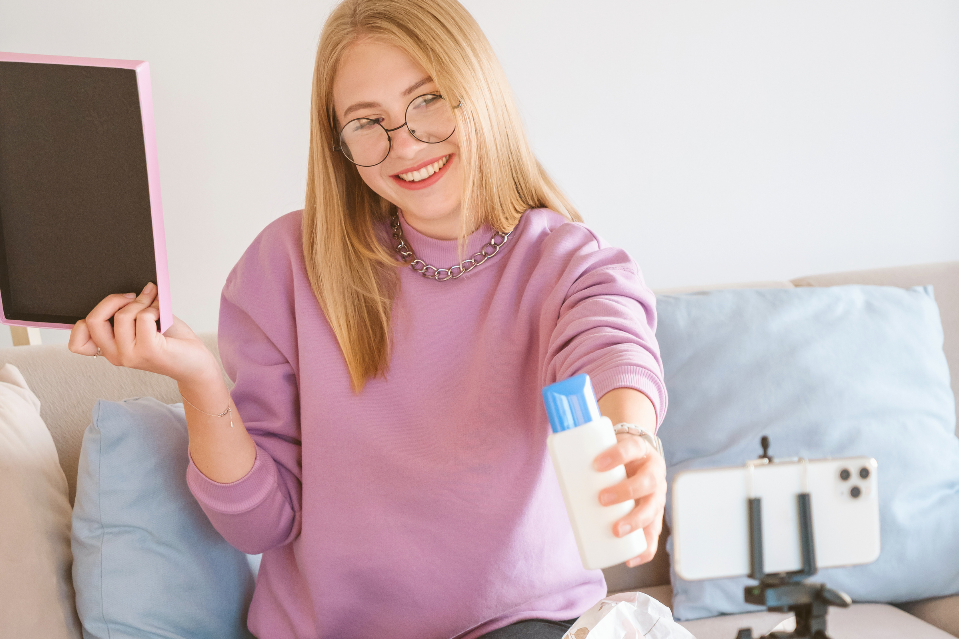 Influenceuse devant son téléphone qui fait la promotion d'un produit