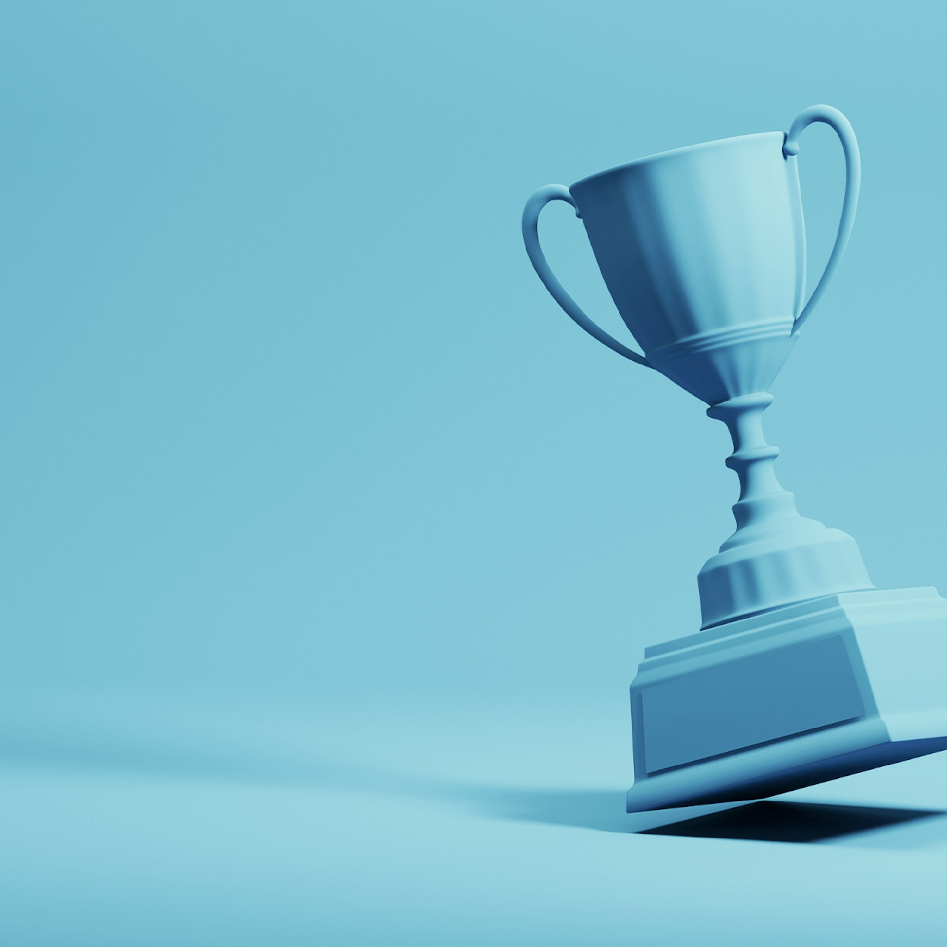 蓝色的奖杯放在蓝色背景下，就像Facebook或Twitter颁发的最佳社交媒体营销活动奖一样。