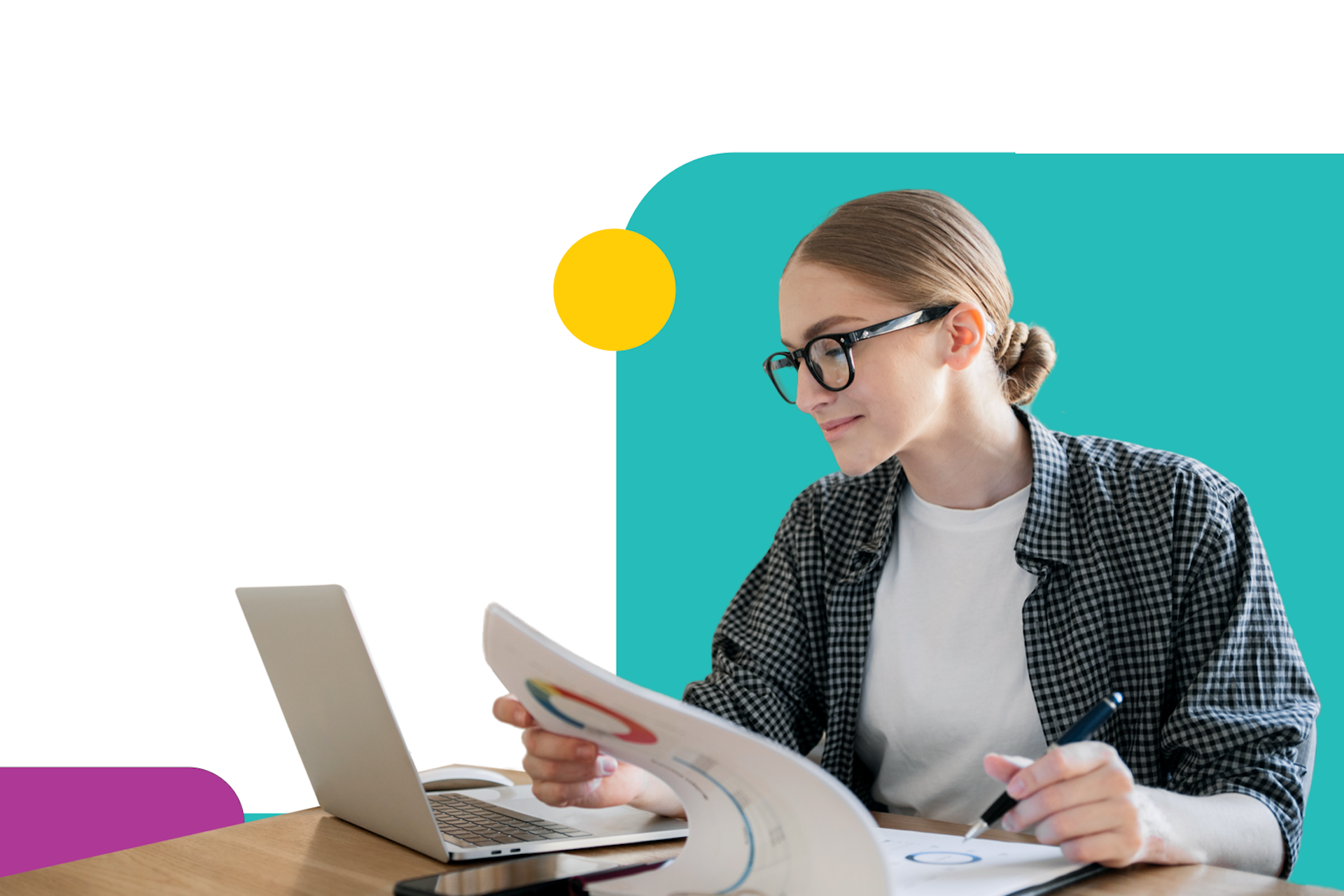 image d'une femme chargée des relations publiques examinant des rapports de relations publiques à l'aide de la surveillance des médias de Meltwater.