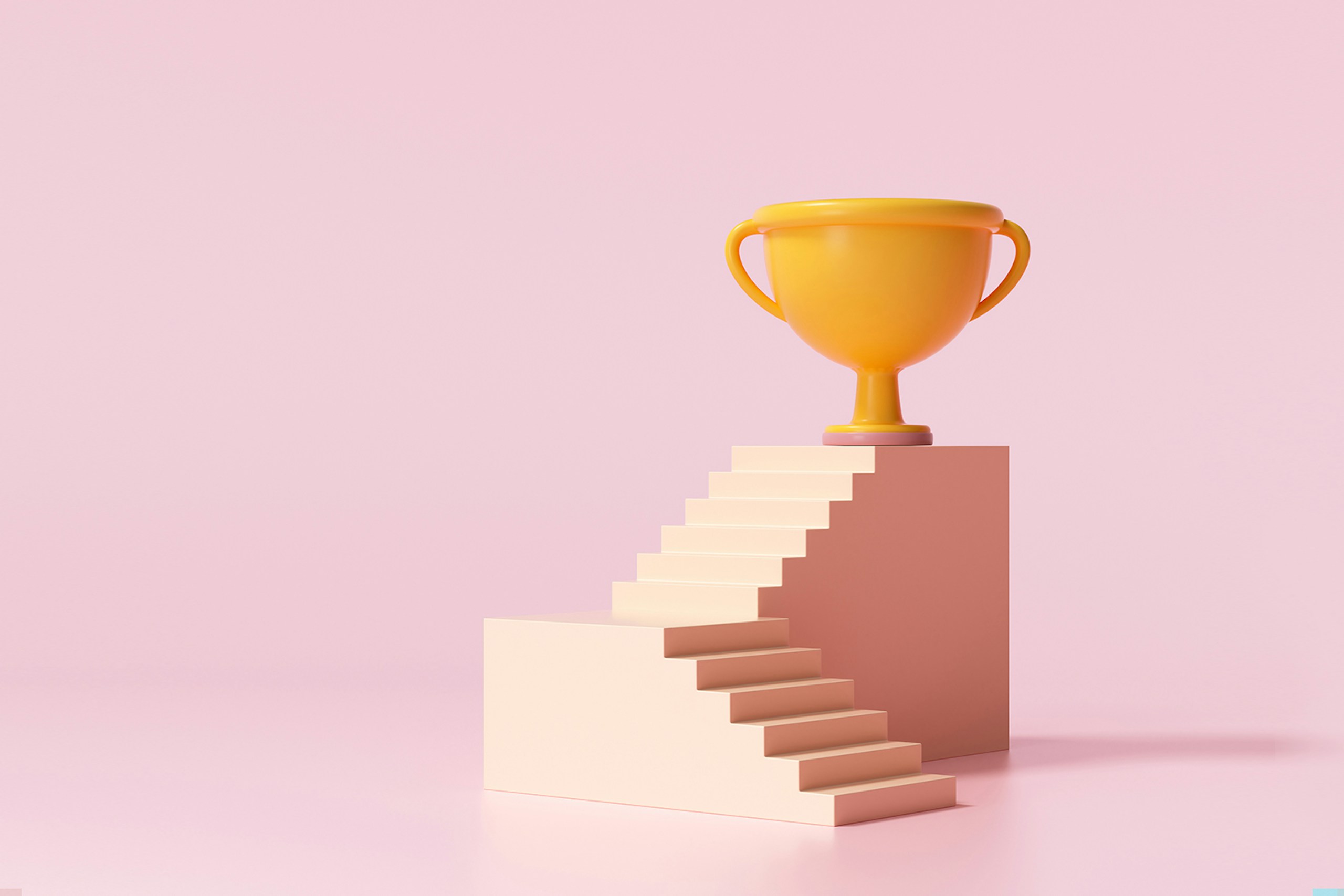 Escalier jaune pastel sur fond rose. En haut de l'escalier se trouve un trophé doré