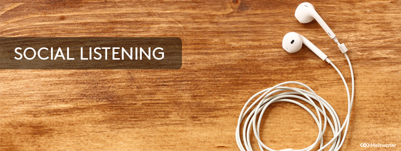 Apple Inear Kopfhörer auf Holztisch Meltwater Social Listening