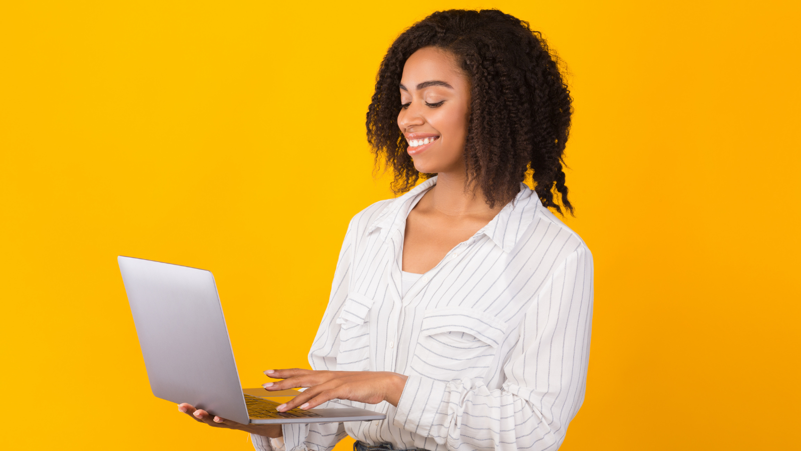 Une pro du marketing qui analyse son impact média 