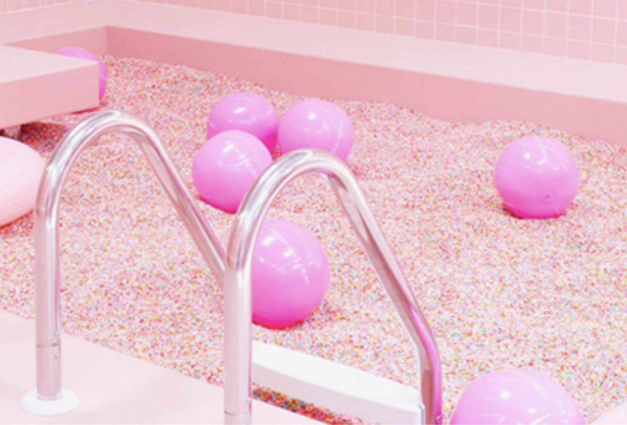 Photo of a pink pool filled with konfetti and balls