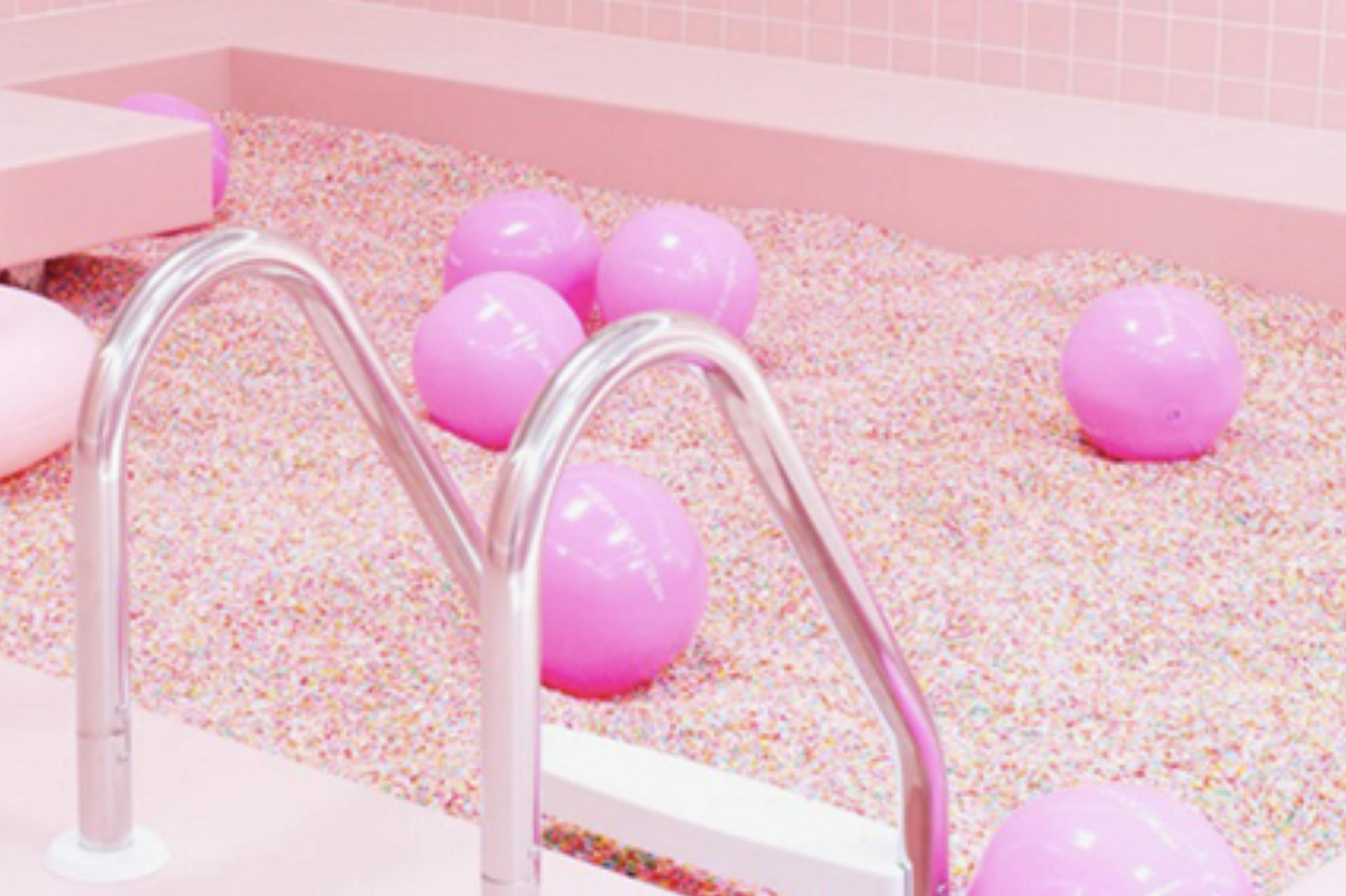 Photo of a pink pool filled with konfetti and balls